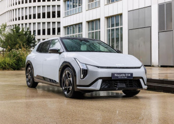 La berline cinq portes électrique Kia EV4 affiche un design contemporain