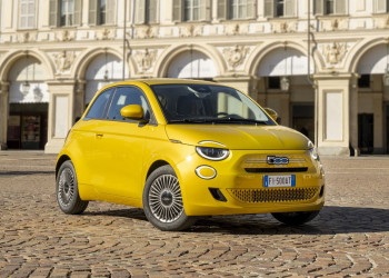 La mini-citadine Fiat 500 fait son retour avec une motorisation thermique électrifiée