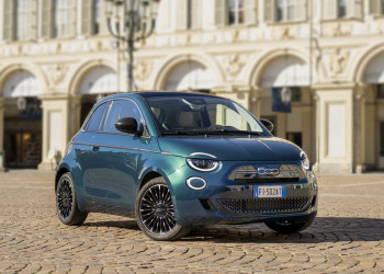 La mini-citadine Fiat 500 3 plus 1 fait son retour avec une motorisation thermique électrifiée