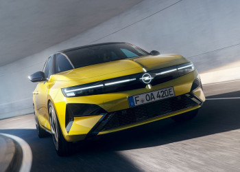 La version modernisée de l'Opel Astra affiche un emblème Blitz illuminé