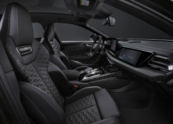 La berline hybride rechargeable haute performance Audi RS 5 développe 639 ch