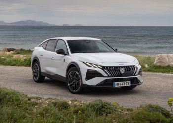 La Peugeot E-408 électrique 157 kW 58,2 kWh atteint une autonomie WLTP de 456 km