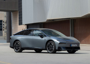 La berline fastback électrique Xpeng P7 plus affiche une capacité de recharge ultra-rapide
