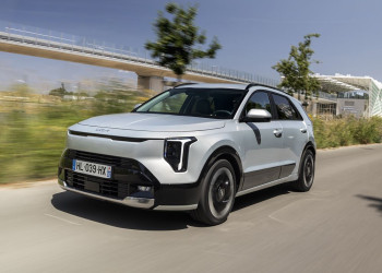 Le Kia Niro hybride doté d'une signature lumineuse verticale en approche