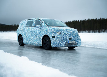 Les grands monospaces électriques Mercedes-Benz maîtrisent les essais hivernaux au cercle polaire