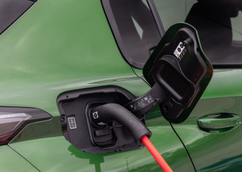 Recharger une voiture électrique sur une prise électrique domestique peut faire perdre jusqu'à 30 % d'énergie