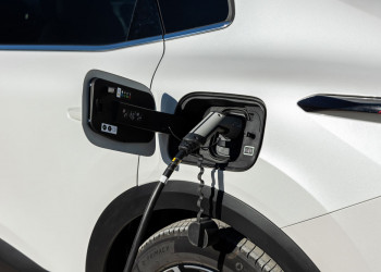 La Citroën ë-C4 X 54 kWh électrique passe plus de trois heures en recharge pour parcourir 1 000 km