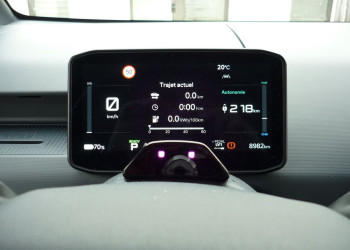 Voiture électrique: la puissance de recharge de la batterie simplifie les longs trajets