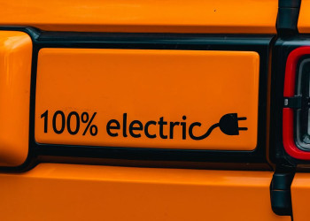Le Royaume-Uni instaure une taxe kilométrique sur les véhicules électriques
