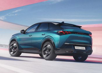 Le SUV fastback électrique Peugeot e-3008 revendique jusqu'à 700 km d'autonomie
