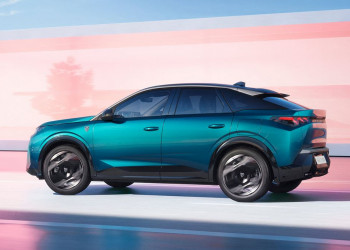 Le SUV fastback électrique Peugeot e-3008 revendique jusqu'à 700 km d'autonomie