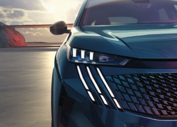 Le SUV fastback électrique Peugeot e-3008 revendique jusqu'à 700 km d'autonomie