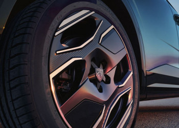 Le SUV fastback électrique Peugeot e-3008 revendique jusqu'à 700 km d'autonomie