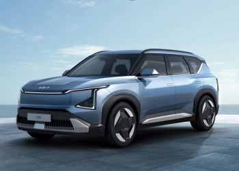 Le SUV de taille intermédiaire électrique à batterie Kia EV5 offre un vaste espace intérieur modulable