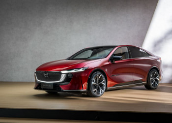 La grande berline électrique Mazda6e affiche une esthétique fluide et moderne