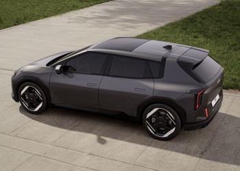 La berline électrique cinq portes Kia EV4 affiche un design robuste contemporain