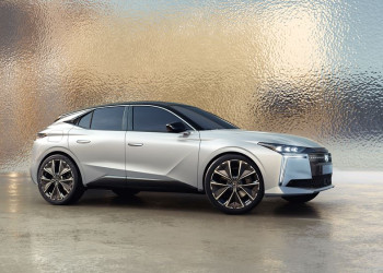La berline compacte DS N°4 s'appuie sur une signature lumineuse technologique