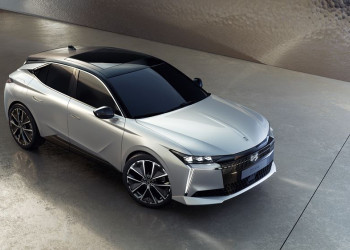 La berline compacte DS N°4 s'appuie sur une signature lumineuse technologique