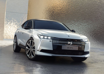 La berline compacte DS N°4 s'appuie sur une signature lumineuse technologique