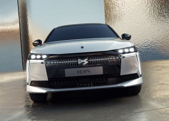 La berline compacte DS N°4 s'appuie sur une signature lumineuse technologique