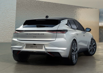 La berline compacte DS N°4 s'appuie sur une signature lumineuse technologique