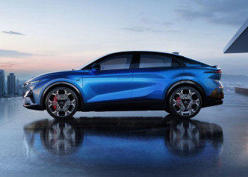 Le sport fastback compact Alpine A390 embarque trois moteurs électriques constituant une transmission intégrale