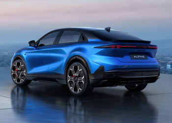 Le sport fastback compact Alpine A390 embarque trois moteurs électriques constituant une transmission intégrale