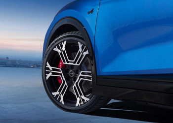 Le sport fastback compact Alpine A390 embarque trois moteurs électriques constituant une transmission intégrale