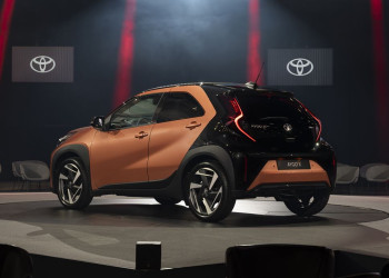 Le crossover urbain Toyota Aygo X hybride passe à l'hybride auto-rechargeable