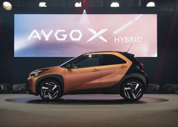 Le crossover urbain Toyota Aygo X hybride passe à l'hybride auto-rechargeable