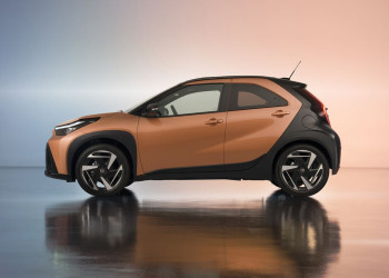 Le crossover urbain Toyota Aygo X hybride passe à l'hybride auto-rechargeable