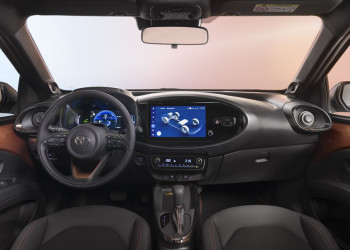 Le crossover urbain Toyota Aygo X hybride passe à l'hybride auto-rechargeable