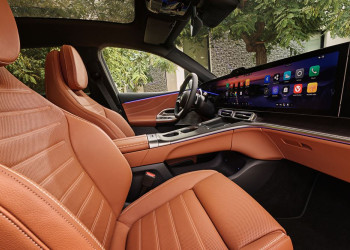 Le Mercedes-Benz GLC avec technologie EQ embarque une calandre high-tech illuminée