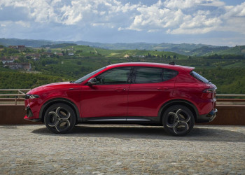 Le SUV compact italien Alfa Romeo Tonale restylé affirme son caractère sportif