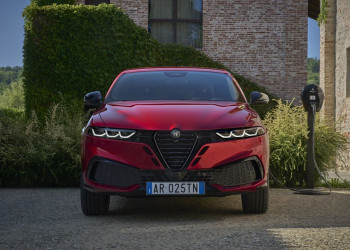 Le SUV compact italien Alfa Romeo Tonale restylé affirme son caractère sportif