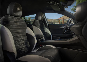 Le SUV compact italien Alfa Romeo Tonale restylé affirme son caractère sportif