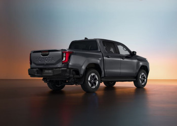 La neuvième génération du pick-up Toyota Hilux Double Cabine passe à l'électrique