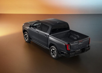 La neuvième génération du pick-up Toyota Hilux Double Cabine passe à l'électrique