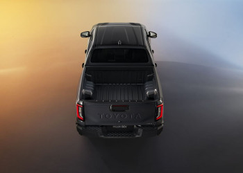La neuvième génération du pick-up Toyota Hilux Double Cabine passe à l'électrique