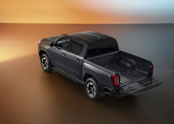 La neuvième génération du pick-up Toyota Hilux Double Cabine passe à l'électrique