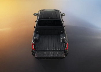 La neuvième génération du pick-up Toyota Hilux Double Cabine passe à l'électrique