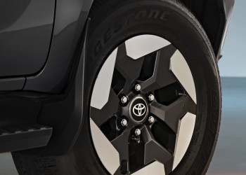 La neuvième génération du pick-up Toyota Hilux Double Cabine passe à l'électrique