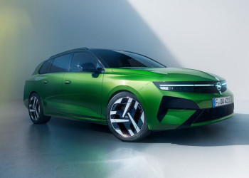 L'Opel Astra Sport Tourer s'offre un emblème Blitz illuminé à l'avant