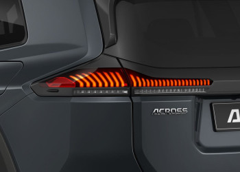 Le SUV polyvalent de taille intermédiaire Suzuki Across affiche un design robuste