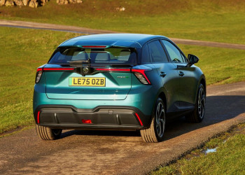 La MG4 EV revient dans une version dotée d'améliorations techniques sur la partie électrique