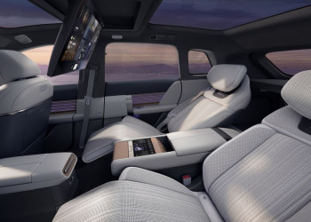 L'AUDI E7X électrique affiche une silhouette imposante de grand SUV