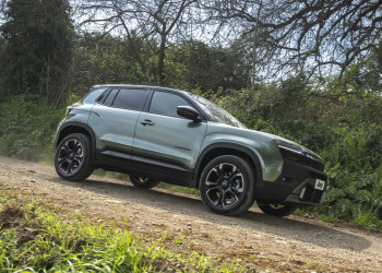 La Jeep Avenger revisitée s'offre une calandre à sept fentes renforcée par un rétroéclairage à LED