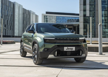 La Jeep Avenger revisitée s'offre une calandre à sept fentes renforcée par un rétroéclairage à LED