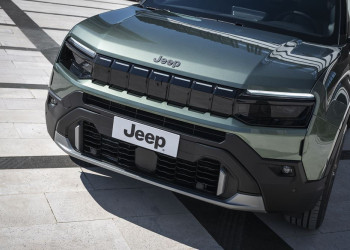 La Jeep Avenger revisitée s'offre une calandre à sept fentes renforcée par un rétroéclairage à LED