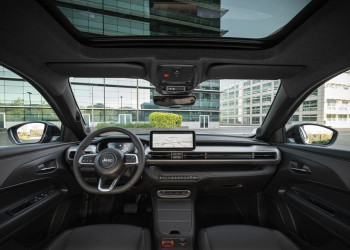 La Jeep Avenger revisitée s'offre une calandre à sept fentes renforcée par un rétroéclairage à LED